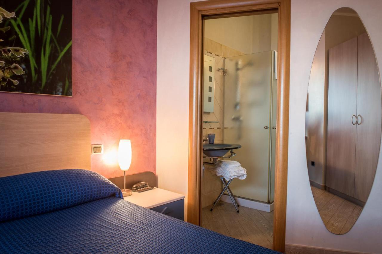 Hotel Mirage Торре-Санта-Сабина Номер фото