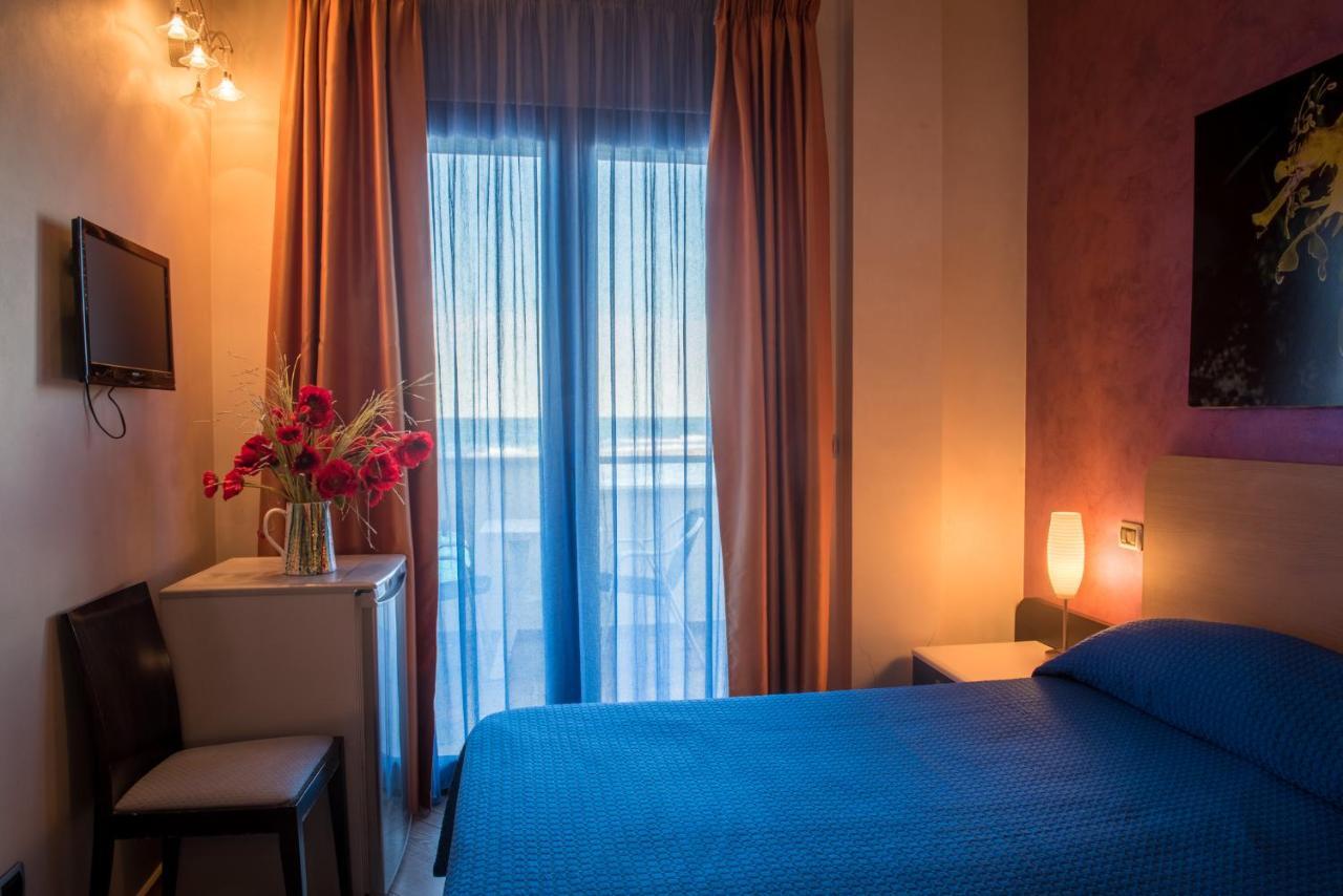 Hotel Mirage Торре-Санта-Сабина Номер фото