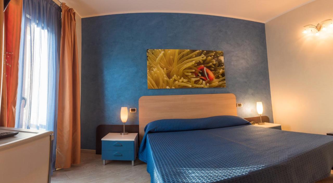Hotel Mirage Торре-Санта-Сабина Номер фото