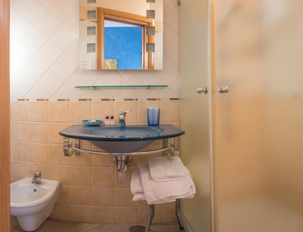Hotel Mirage Торре-Санта-Сабина Номер фото