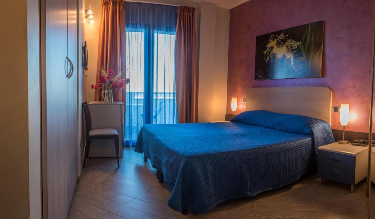 Hotel Mirage Торре-Санта-Сабина Номер фото